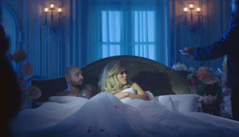 Cena do clipe 'Lonely', de Jennifer Lopez e Maluma