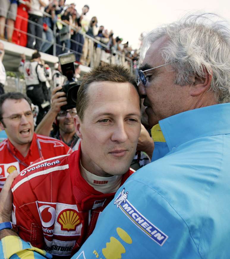 Schumacher ao lado de Briatore, durante o GP do Brasil de 2006