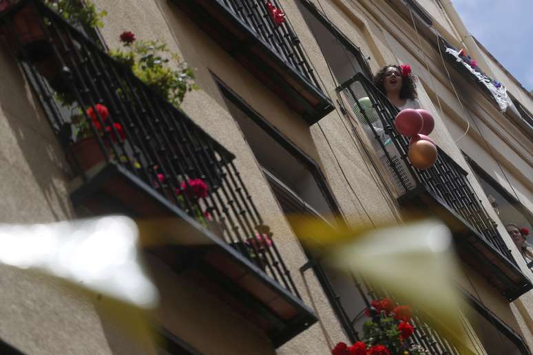 Mulher canta em sua varanda durante lockdown em Madri
15/05/2020
REUTERS/Susana Vera