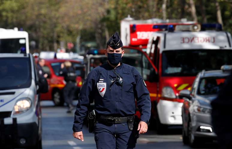 Opera&ccedil;&atilde;o policial nas proximidades da antiga reda&ccedil;&atilde;o da revista Charlie Hebdo, em Paris
25/09/2020
REUTERS/Gonzalo Fuentes