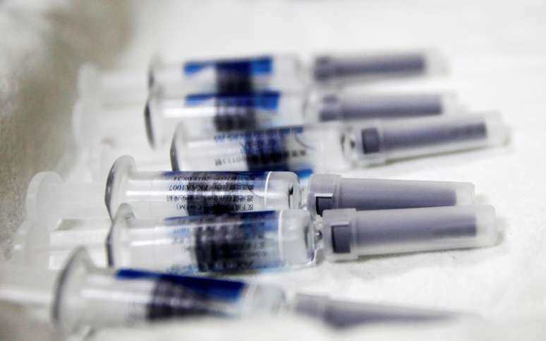 Vacinas são posicionados em hospital de Taipé em preparação para temporada da gripe
01/10/2010 REUTERS/Nicky Loh