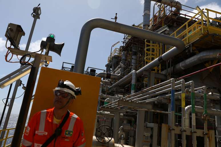 Trabalhador em plataforma da Petrobras. REUTERS/Pilar Olivares