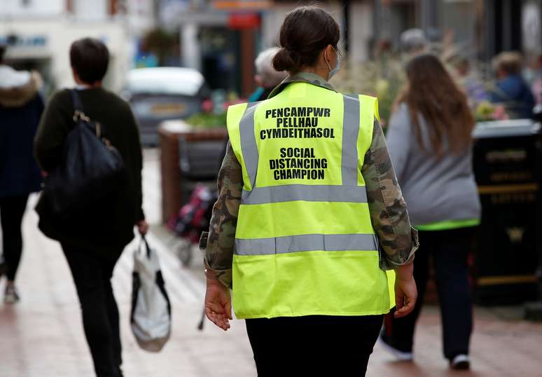 Funcion&aacute;ria de conselho com colete de seguran&ccedil;a em Wrexham, no Reino Unido
24/09/2020 REUTERS/Phil Noble