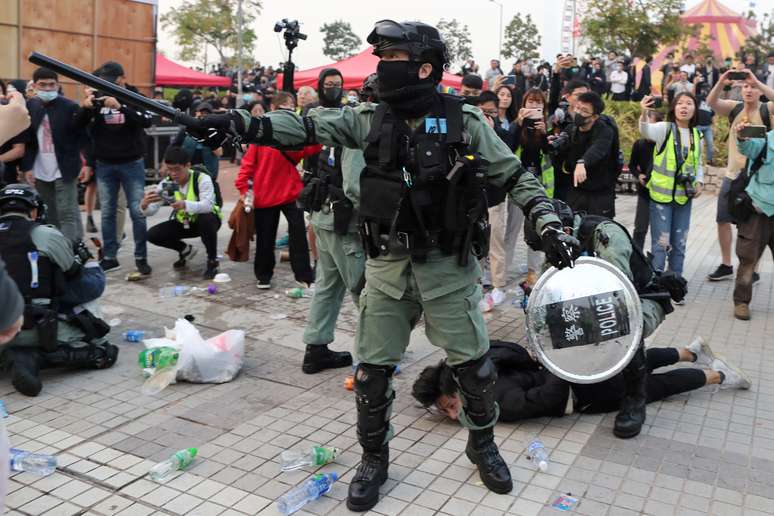 Policial da tropa de choque prende manifestante depois de bandeira da China ser retirada de mastro em manifestação de apoio aos direitos humanos dos uigures de Xinjiang, em Hong Kong
22/12/2019 REUTERS/Lucy Nicholson