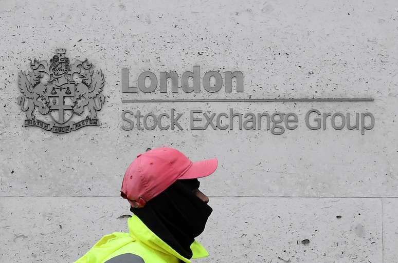 Gari usa máscara ao caminhar em frente à Bolsa de Valores de Londres em meio à pandemia de coronavírus
09/03/2020
REUTERS/Toby Melville