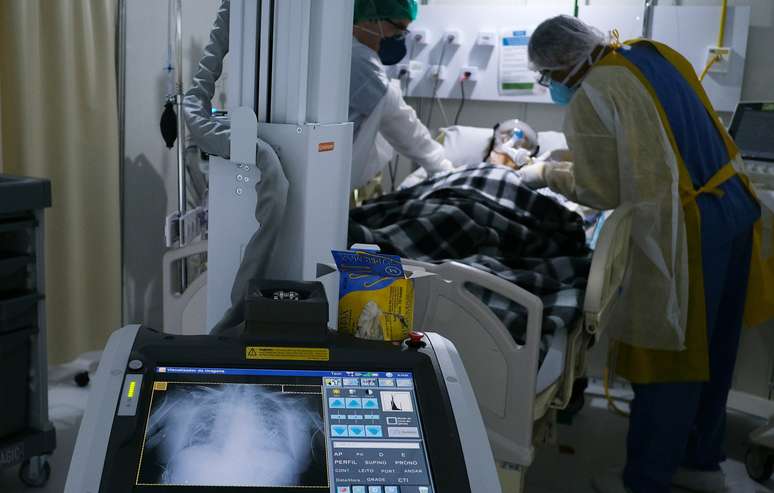 Paciente com Covid-19 &eacute; tratado em hospital de campanha no Rio de Janeiro
02/07/2020
REUTERS/Ricardo Moraes