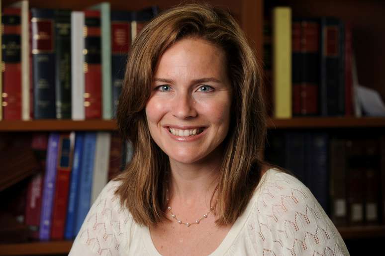 Juíza Amy Coney Barrett, professora de direito da Universidade Notre Dame, posa em uma fotografia sem data obtida na Universidade Notre Dame em 19 de setembro de 2020
Matt Cashore/Notre Dame University/Divulgação via REUTERS