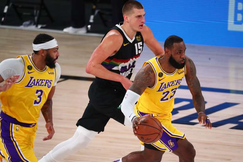 Anthony Davis e LeBron James conduziram os Los Angeles Lakers