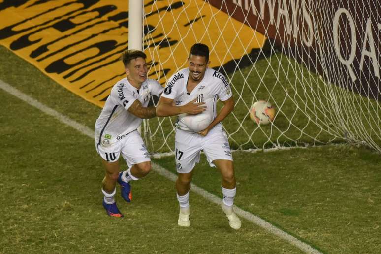 Soteldo e Jean Mota comemoram gol do Santos pela Libertadores
