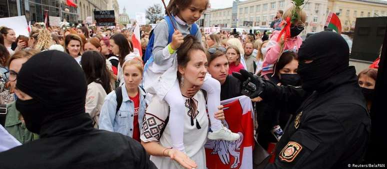 Mulher leva a filha para um protesto contra Lukashenko em Minsk, em Belarus