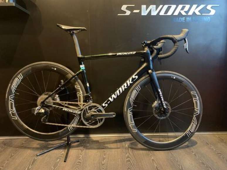 A Tarmac SL6 é semelhante à bike usada por Sam Bennett, vencedor da camisa verde (Imagem: Reprodução/Semexe)