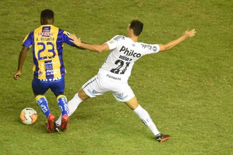 Com suspensão de zagueiros, Pituca deve jogar como volante novamente contra o Olimpia (Foto:Twitter/Santos)