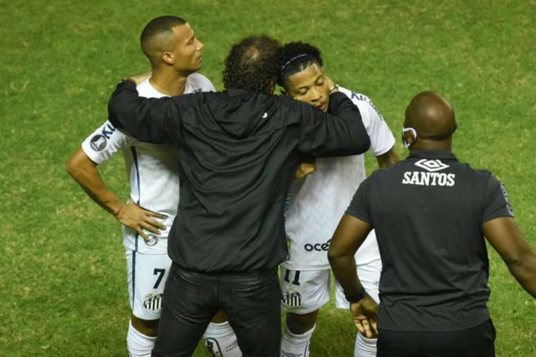 Cuca tem abraçado literalmente o elenco do Santos (Foto: Reprodução/Twitter Santos)