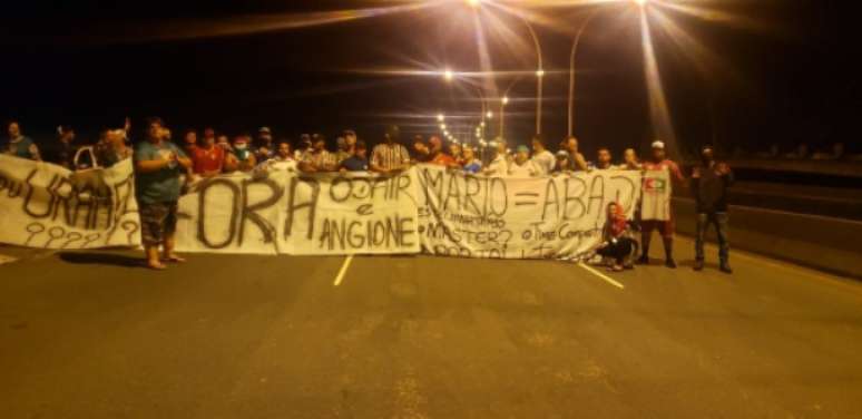 Além da torcida protestar no Galeão, faixas foram expostas com queixas contra diretoria e comissão técnica tricolor na Linha Vermelha (Reprodução)