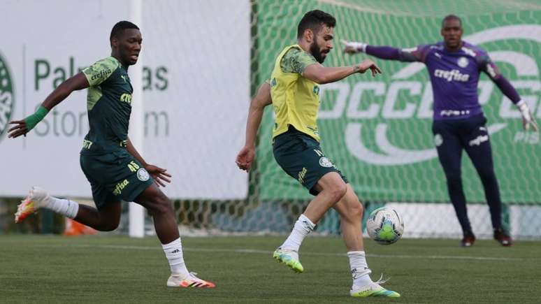 Patrick de Paula (E) volta ao time depois de quatro partidas (Foto: Cesar Greco/Palmeiras)