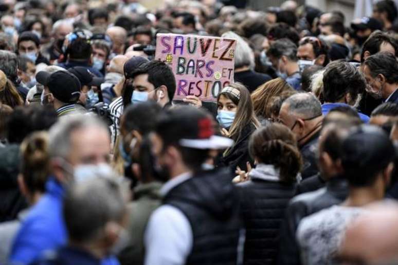Manifestantes protestam contra fechamento de bares e restaurantes por 14 dias em Marselha