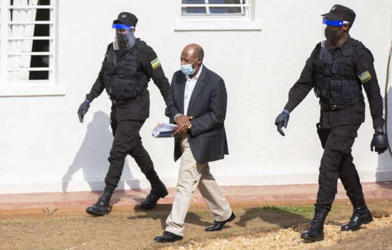Paul Rusesabagina é escoltado em entrada de tribunal em Kigali, Ruanda
