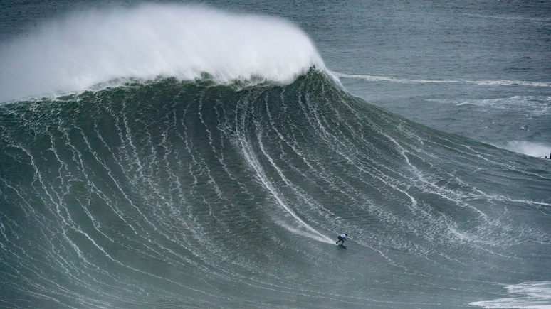 A Praia do Norte em Nazar&eacute; &eacute; famosa por registrar algumas das maiores &mdash; e mais perigosas &mdash; ondas do mundo