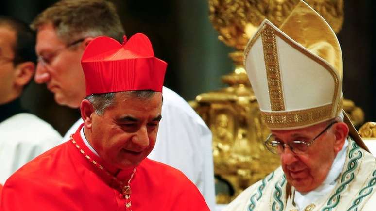 Cardeal Giovanni Angelo Becciu, uma das figuras de maior escalão dentro do Vaticano, renunciou inesperadamente ao seu cargo e título, anunciou a Santa Sé. Mas por quê?