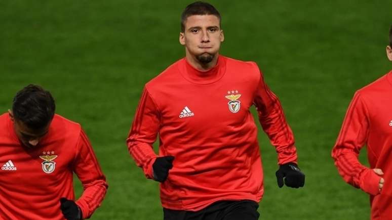 Rúben Dias deve deixar o Benfica e seguir rumo ao Manchetser City, que paga R$ 420 milhóes e cede o zagueiro Otamendi para tirá-lo do clube lisboeta (Foto: AFP)