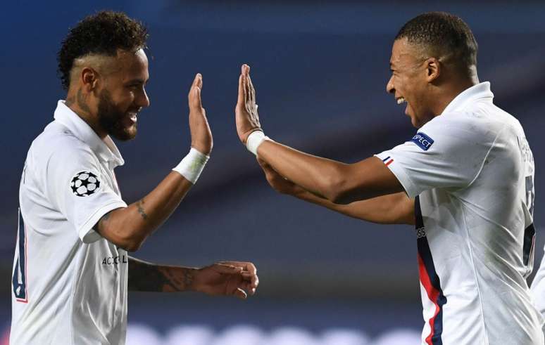 Neymar e Mbappé estão a disposição de Thomas Tuchel para duelo contra o Reims (Foto: DAVID RAMOS / AFP)