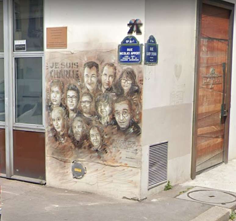 Legenda: O mural na parede do prédio marcado pelo massacre dos jornalistas e cartunistas do ‘Charlie Hebdo’ 