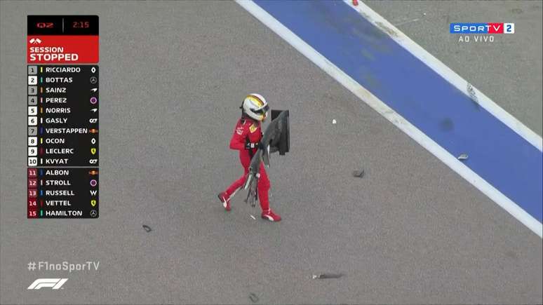 Após bater, Vettel carrega a asa dianteira 
