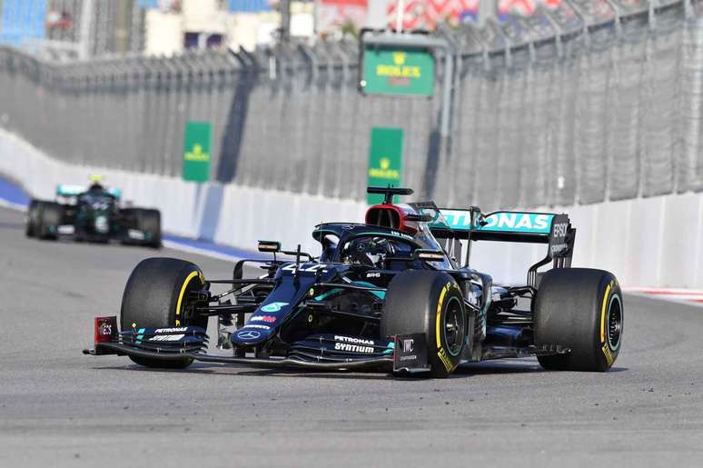 Lewis Hamilton larga na frente em Sóchi 