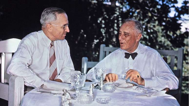Truman era vice-presidente de FDR; quando este último morreu no cargo, Truman o sucedeu