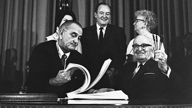Truman, certo, teria que esperar at&eacute; 1965 para ver pelo menos parte de seu sonho se tornar realidade, quando o presidente Lyndon Johnson assinou o projeto de lei do Medicare, protegendo os idosos
