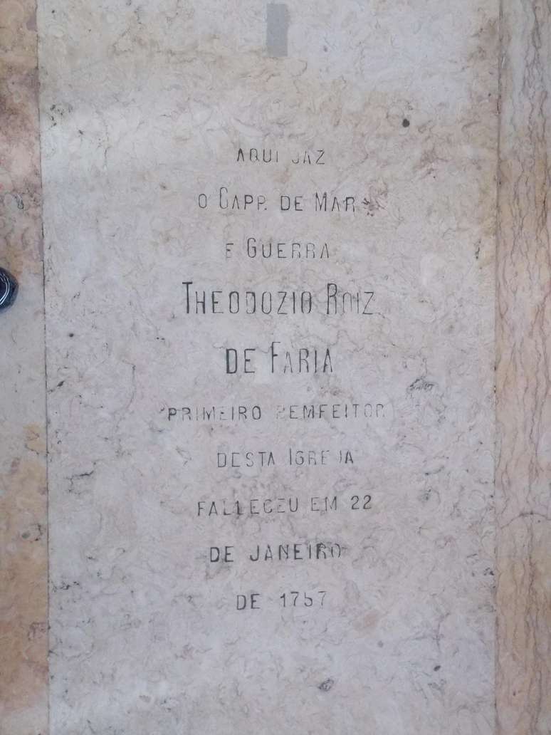 O traficante est&aacute; enterrado dentro da igreja como seu "primeiro benfeitor". A pra&ccedil;a diante do tempo e uma rua lateral tamb&eacute;m o homenageiam, sem mencionar sua participa&ccedil;&atilde;o no com&eacute;rcio de africanos