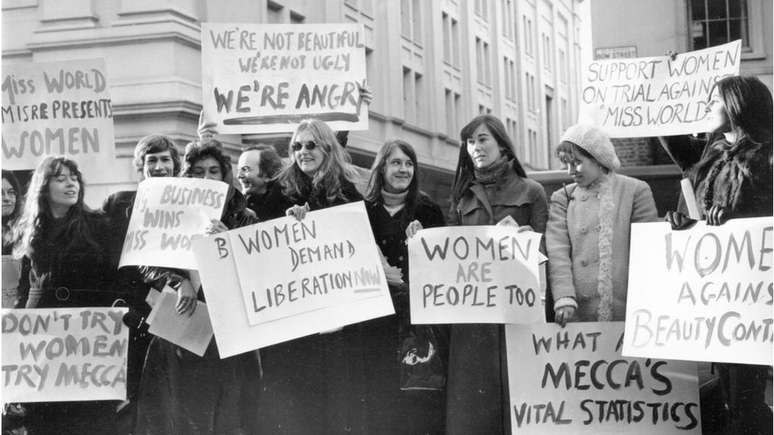 Grupo de manifestantes protesta contra concurso Miss Mundo nos Estados Unidos em dezembro de 1970