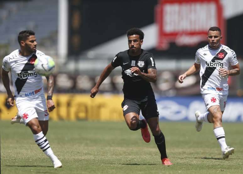 Em bom jogo e sob forte calor, Vasco e Bragantino empatam em São Januário.