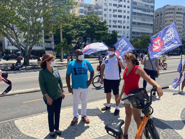 Martha Rocha (PDT) conversou com potenciais eleitores na orla da Copacabana