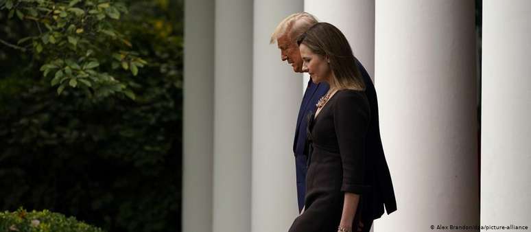 Amy Coney Barrett, suprema juíza indicada dos EUA, e Donald Trump