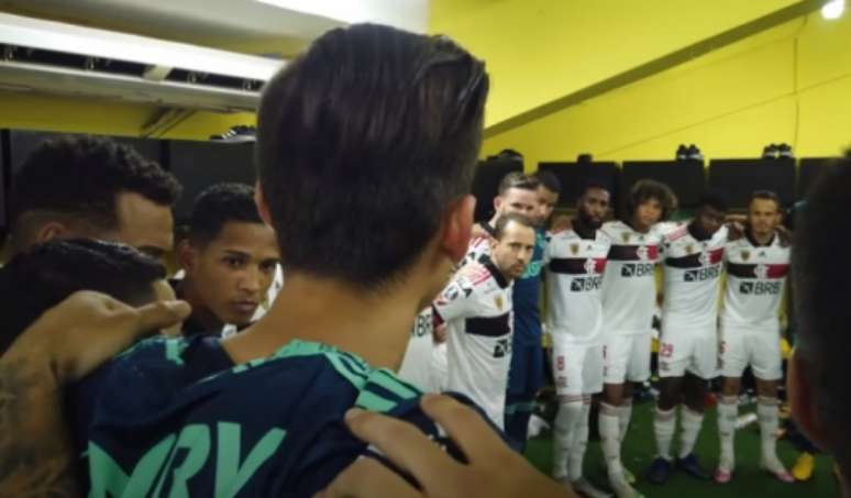 César abriu a corrente antes do jogo contra o Barcelona. Agora, sem os capitães principais, assume a dianteira (Foto: Reprodução / FlaTV)