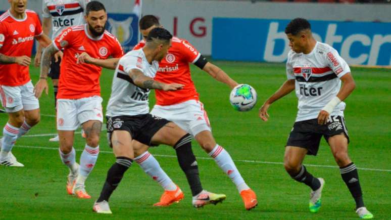 Contra o Inter, o São Paulo conseguiu controlar o ataque adversário a maior parte do tempo, mas acabou levando gol de Thiago Galhardo (Pablo Nunes/Photo Premium/Lancepress!)