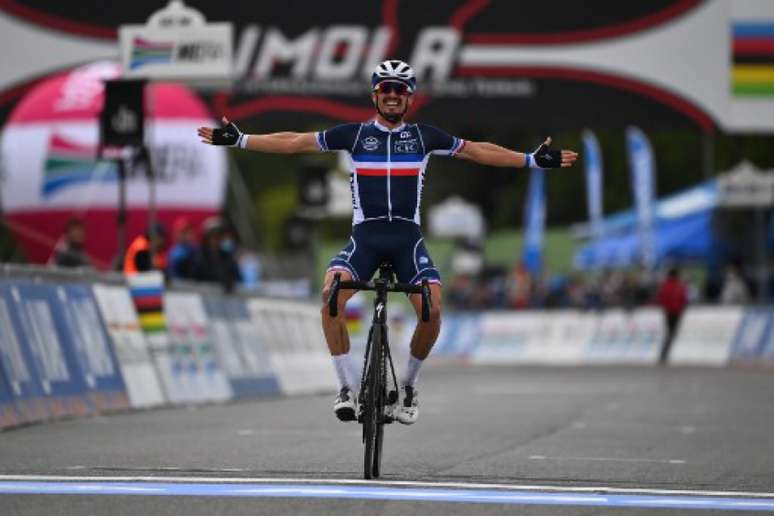 Julian Alaphilippe comemora. A vitória valeu ao francês o título mundial de ciclismo em 2020 (AFP)