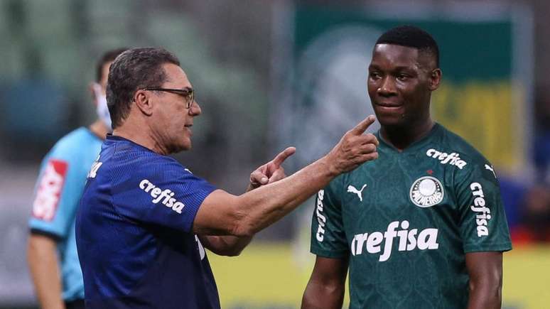 Patrick de Paula recebe instrução de Luxemburgo durante Palmeiras x Fla (Foto: Cesar Greco/Agência Palmeiras)