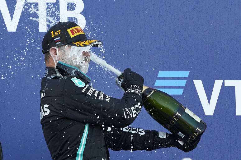 Valtteri Bottas festeja sua segunda vitória na Rússia 