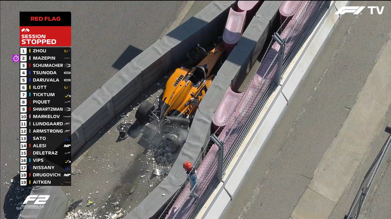 O carro de Jack Aitken tamb&eacute;m sofreu grandes danos 