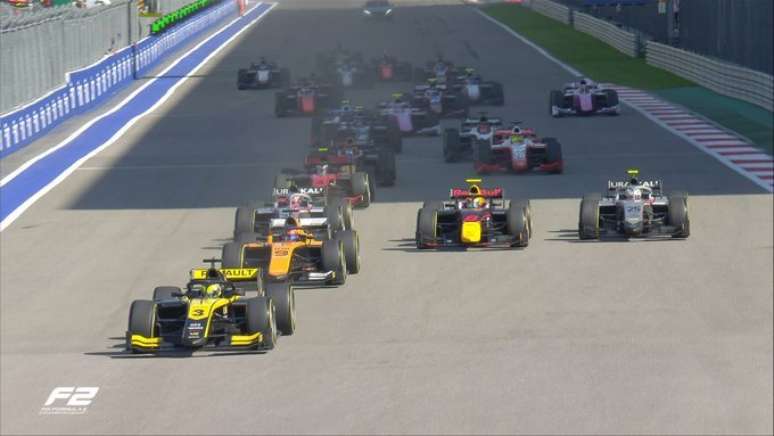 Guanyu Zhou sai na frente da curta corrida 2 da F2 na R&uacute;ssia 