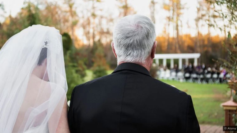 Hilda Burke sugere que a mudan&ccedil;a de nome da mulher faz parte de um 'pacote' de narrativa tradicional do casamento