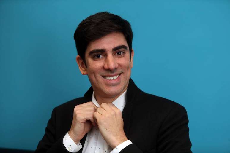 O humorista Marcelo Adnet é um dos autores de três sambas-enredo escolhidos por escolas de