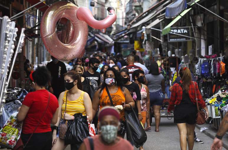 Cosumidores fazem compras em rua comercial do Rio de Janeiro em meio a surto de Covid-19
16/09/2020
REUTERS/Ricardo Moraes