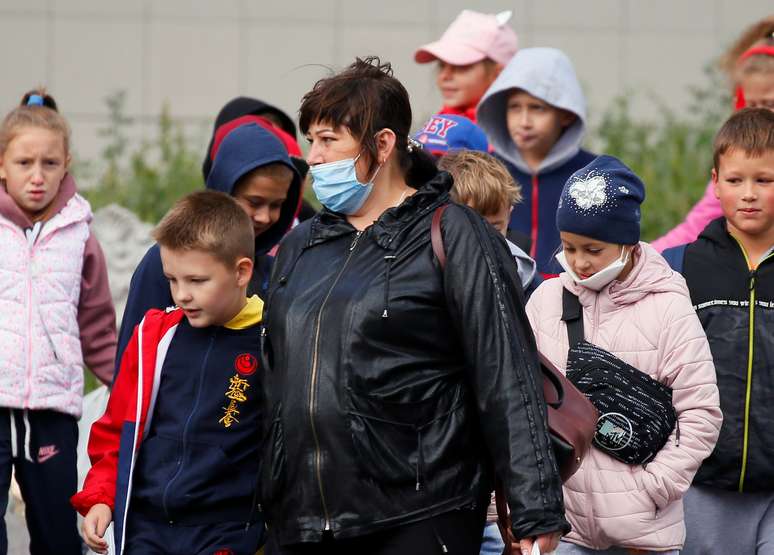 Mulher acompanha crianças na Ucrânia
18/09/2020
REUTERS/Gleb Garanich