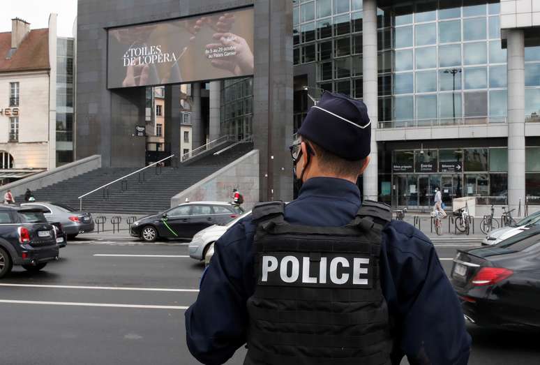 Policial francês monitora região próxima à Ópera da Bastilha, onde suspeito de ataque foi preso
25/09/2020
REUTERS/Gonzalo Fuentes