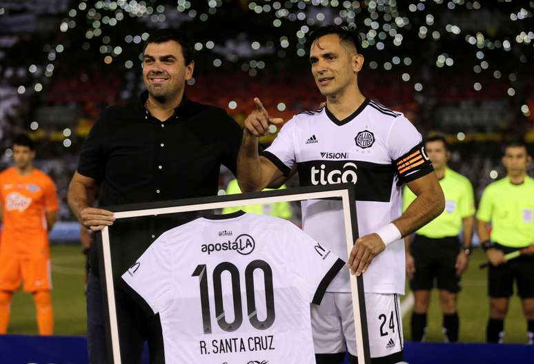 Presidente do Olimpia, Marco Trovato, entrega camisa comemorativa ao jogador Roque Santa Cruz
20/05/2018
REUTERS/Jorge Adorno