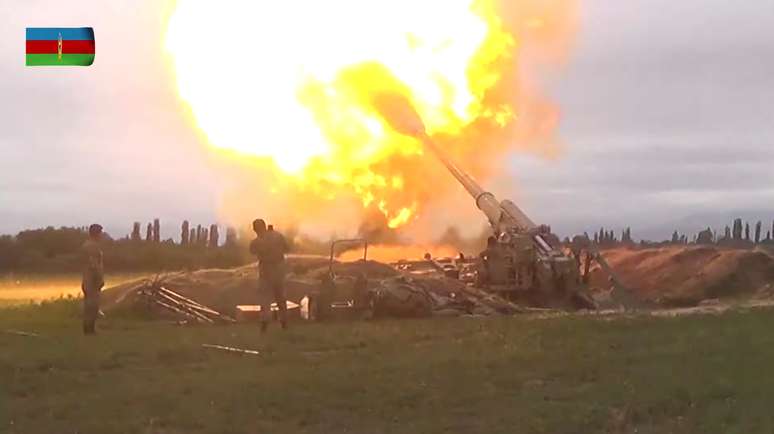 Membros das Forças Armadas do Azerbaijão realizam disparos durante confronto com a Armênia
28/09/2020
Ministério da Defesa do Azerbaijão/Handout via REUTERS
