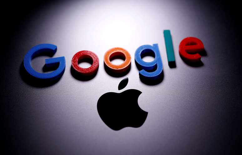 Imagem em 3D do Google em frente a uma proje&ccedil;&atilde;o do logotipo da Apple. 12/4/2020. REUTERS/Dado Ruvic